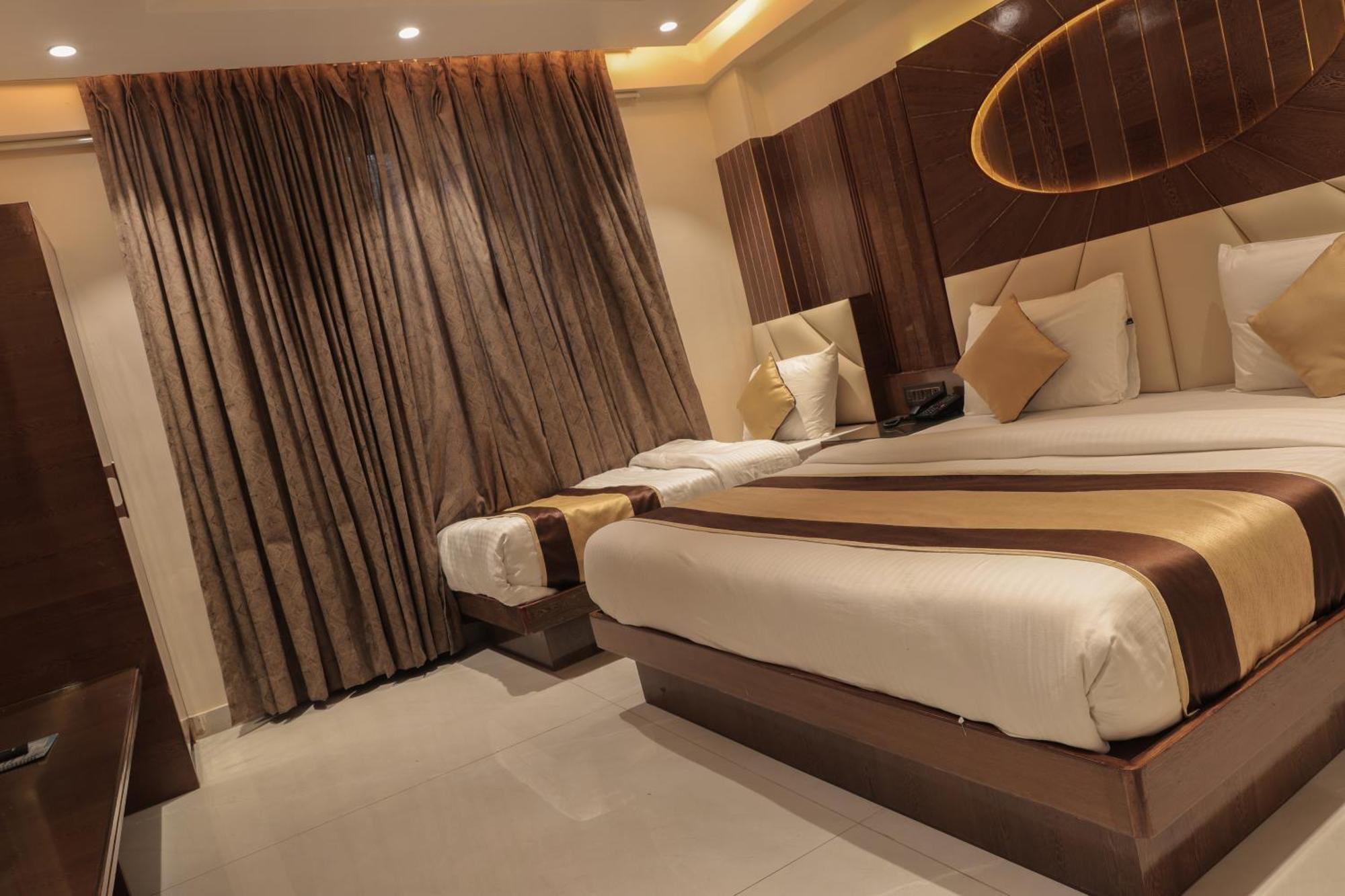 Hotel Grand Plaza In Centre - At Railway Station 4*